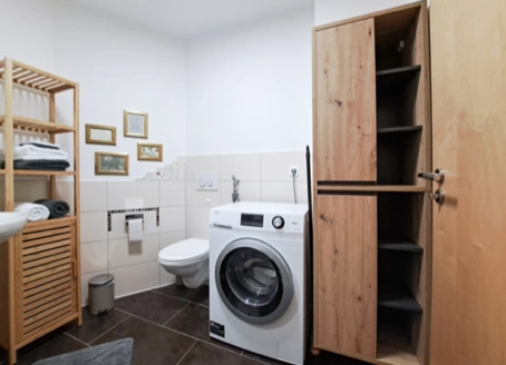 Modernes Bad mit Dusche und Waschmaschine in der Ferienwohnung Alpenglück³