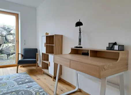 Spiel- und Arbeitsbereich mit Bürotisch in der Ferienwohnung Alpenglück³