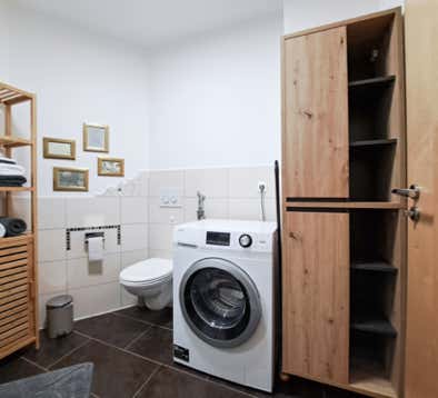 Bad mit Waschmaschine in der Ferienwohnung Alpenglück³ in Oy-Mittelberg im Allgäu.