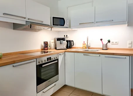 Voll ausgestattete Wohnküche der Ferienwohnung Alpenglück³